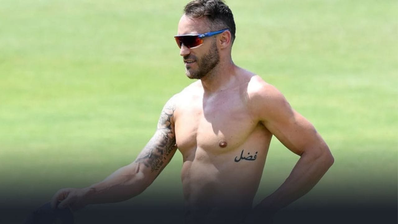 ફાફ ડુ પ્લેસિસ: RCBના કેપ્ટન ફાફ ડુ પ્લેસિસ પણ આ લિસ્ટમાં સામેલ છે. તેના જમણા હાથના ઉપરના ભાગ પર એક ડીઝાઈનર ટેટૂ છે. પરંતુ તેના પેટ અને છાતીના વચ્ચેના ભાગે ડાબી તરફ બનાવેલું એરેબિક ભાષામાં લખાયેલ ટેટૂએ ક્રિકેટ વર્તુળમાં ભારે ચર્ચા જગાવી હતી.