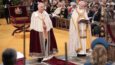 બ્રિટનના રાજા ચાર્લ્સ ત્રીજાનો શનિવારે એટલે કે 6 મેના રોજ રાજ્યાભિષેક થયો હતો. વેસ્ટમિન્સ્ટર એબી ખાતે તેમને તાજ પહેરાવવામાં આવ્યો હતો. રાણી એલિઝાબેથના મૃત્યુ પછી ચાર્લ્સ તાજ માટે હકદાર બન્યા. તેમના રાજ્યાભિષેક બાદ બ્રિટનમાં પાંચ બાબતો બદલાશે. બ્રિટનના રાષ્ટ્રગીતમાં ફેરફાર કરવામાં આવ્યો છે. એક શબ્દ બદલાયો છે. "ગોડ સેવ ધ ક્વીન" થી "ગોડ સેવ ધ કિંગ" સુધી. રાણીએ 70 વર્ષ સુધી સિંહાસન પર કબજો કર્યો. નવા રાજાના રાજ્યાભિષેકમાં 1000 કરોડ રૂપિયાથી વધુનો ખર્ચ કરવામાં આવ્યો છે.