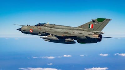 રાજસ્થાનના બહલોલનગર નગરમાં મિગ-21 ક્રેશ થયું છે. જોકે, આ અકસ્માતમાં પાયલોટ અને કો-પાયલોટે સમયસર મિગ-21માંથી છલાંગ લગાવી દીધી હતી જેના કારણે બન્નેનો જીવ બચી ગયો છે. આ અકસ્માત બાદ મિગ-21 ફરી એકવાર ચર્ચામાં આવી ગયું છે. કેટલાય મિગ-21 વર્ષોથી અકસ્માતોમાં ખોવાઈ ગયા છે. હાલમાં, એરફોર્સ પાસે મિગ-21 બાઇસનની લગભગ 6 સ્ક્વોડ્રન છે, જેમાં લગભગ 18 એરક્રાફ્ટનો સમાવેશ થાય છે. (ફોટો ક્રેડિટ- ગુગલ)