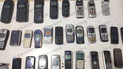 ત્યારે વડોદરા શહેરના સંગ્રાહક રાજ શેખર પાટીલ પાસે 1975થી લઈને સ્માર્ટ ફોન શરુ થયાં સુધીના 300થી વધુ મોબાઈલનો અનોખો સંગ્રહ છે. તેમણે કહ્યું હતું કે, મેં 1995થી વિવિધ મોડેલના મોબાઈલનો સંગ્રહ કરવાનું શરુ કર્યું હતું. જેમાં પેજર, પોકેટ પેજર, વિવિધ કંપનીઓના કિપેડ વાળા મોબાઈલનો સમાવેશ થાય છે. ત્યારે આજની પેઢીને છેલ્લાં અઢી દાયકામાં મોબાઈલ ટેકનોલોજી ક્ષેત્રે આવેલાં પરિવર્તન વિશે માહિતિ મળે તે હેતુસર રાજ શેખર પાટીલે મોબાઈલ સંગ્રહ કરવાનું શરુ કર્યું હતું.