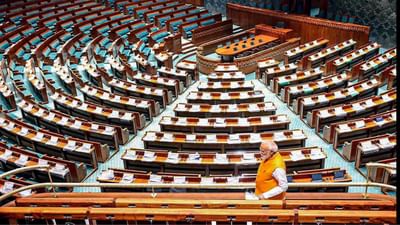 વડાપ્રધાન નરેન્દ્ર મોદી આ મહિનાના અંતમાં નવા સંસદ ભવનનું ઉદ્ઘાટન કરી શકે છે. આ ઈમારતની સુંદરતા એવી છે કે તેને જોઈને તમારી આંખો અંજાય જશે. આ સમાચારમાં અમે તમને આ ભવનની વિશેષતાઓથી પરિચિત કરાવવા જઈ રહ્યા છીએ. (PC-PTI)