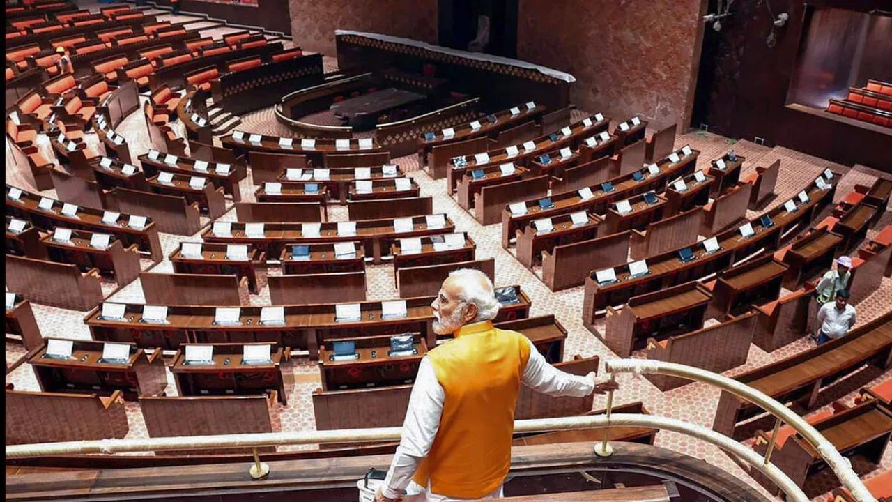 મોદી સરકારના 9 વર્ષ પૂર્ણ થવાના અવસર પર ભારતીય જનતા પાર્ટીએ એક વિશેષ અભિયાન ચલાવવાનો નિર્ણય કર્યો છે. બીજેપી સૂત્રોના જણાવ્યા અનુસાર પીએમ મોદી 30 મેના રોજ આ અભિયાનની શરૂઆત કરશે. બીજી રેલી 31 મેના રોજ યોજાશે. બીજેજીના નેતાઓ દેશભરમાં 51 રેલીઓ કરશે. આ સિવાય 396 લોકસભા સીટો પર જનસભાઓ યોજાશે. ભાજપ શાસિત રાજ્યોના મુખ્યમંત્રીઓ, ભાજપના નેતાઓ, સાંસદો અને ધારાસભ્યો તમામ આ રેલીઓ અને જાહેર સભાઓમાં ભાગ લેશે. (PC-PTI)