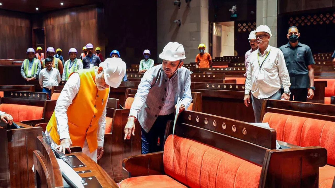 આ ઉપરાંત આ નવા સંસદભવનમાં મહાત્મા ગાંધી, જવાહરલાલ નેહરુ, સુભાષ ચંદ્ર બોઝ અને દેશના અન્ય વડાપ્રધાનોની તસવીરો રાખવામાં આવશે. આ સિવાય બીજી પણ ઘણી સુવિધાઓ છે. (PC-PTI)