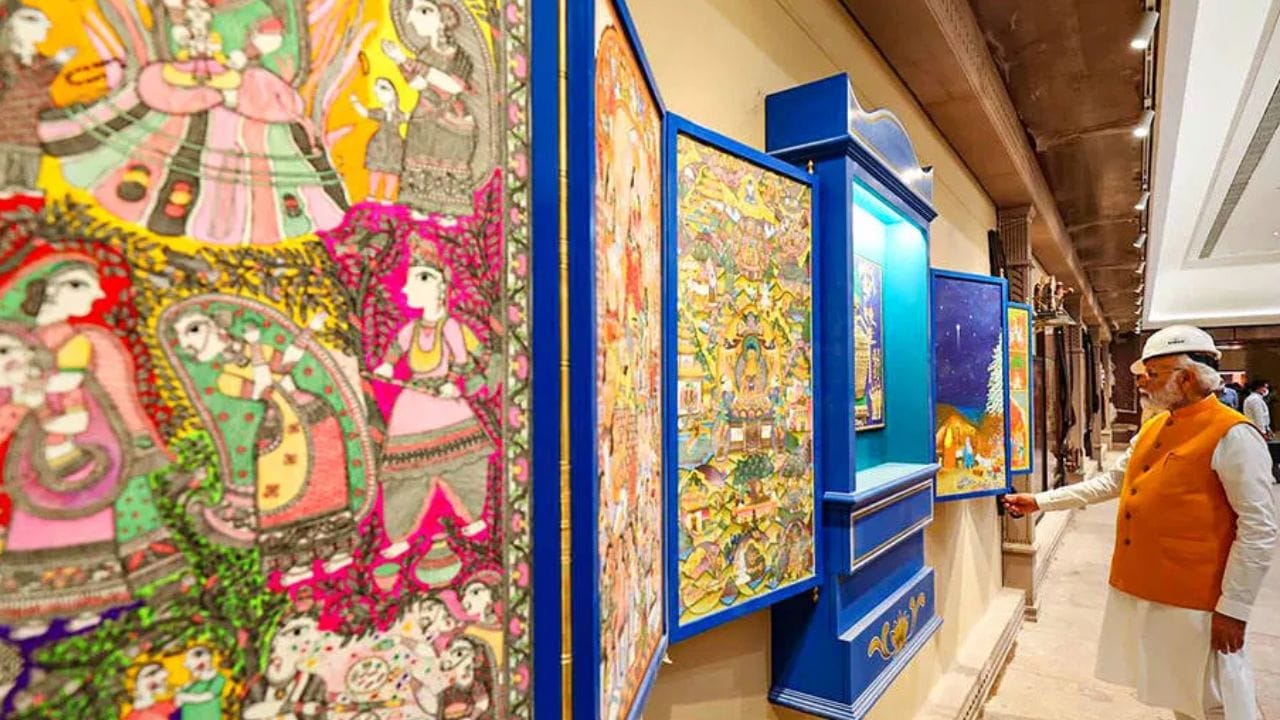 આ નવા સંસદ ભવનમાં કોન્સ્ટિટ્યુશન હોલ, ડેમોક્રેટિક હેરિટેજ, ડાઇનિંગ એરિયા, પાર્કિંગ સ્પેસ જેવી સુવિધાઓ છે. ભારતીય બંધારણની મૂળ નકલ તેના બંધારણ સભાખંડમાં રાખવામાં આવી છે. તેમાં એક પુસ્તકાલય, અનેક મીટિંગ રૂમ છે. (PC-PTI)