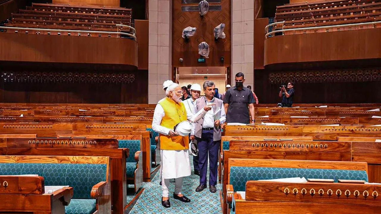 64,500 ચોરસ મીટરમાં ફેલાયેલા આ નવા સંસદ ગૃહમાં 1224 સાંસદો માટે બેઠક વ્યવસ્થા છે. તેના ત્રણ મુખ્ય દરવાજા છે. તેમને જ્ઞાન દ્વાર, શક્તિ દ્વાર અને કર્મ દ્વાર નામ આપવામાં આવ્યું છે. PM મોદીએ 2020માં નવી સંસદ ભવનનો શિલાન્યાસ કર્યો હતો. (PC-PTI)