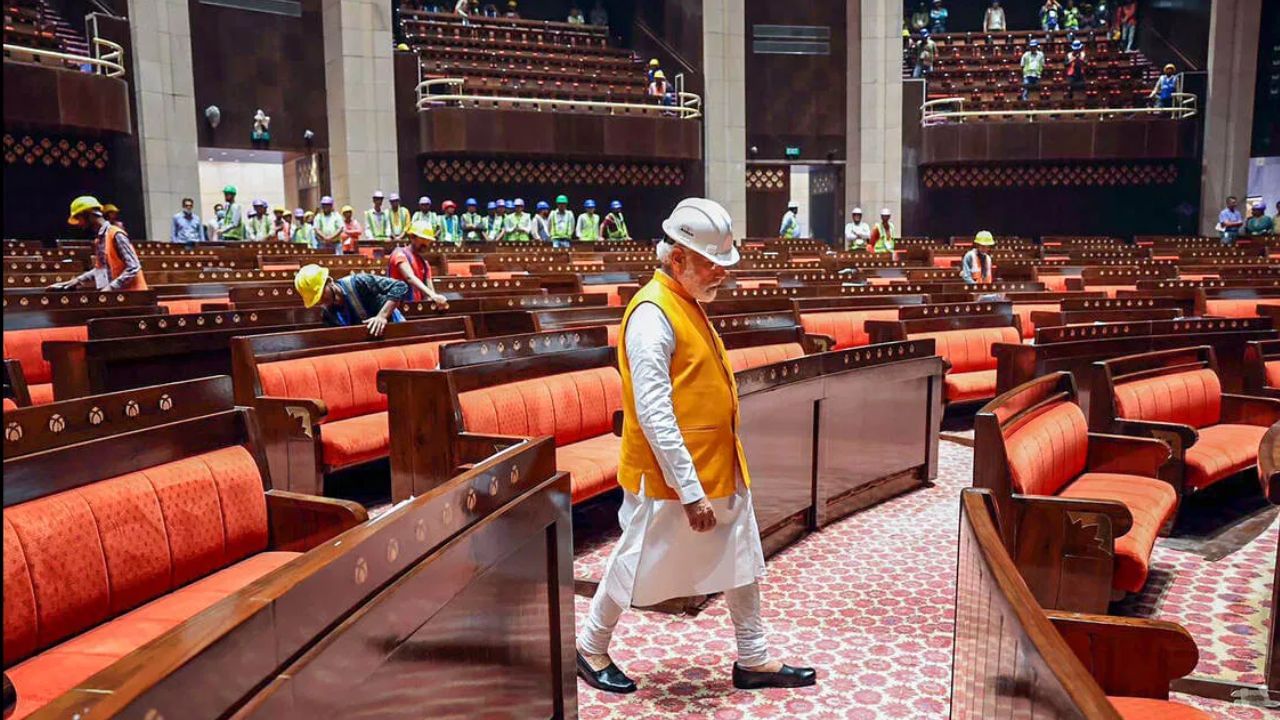  નવી સંસદ ભવન 970 કરોડના ખર્ચે બનાવવામાં આવ્યું છે. ચાર માળ આ ઈમારતની જબરદસ્ત વિશેષતા છે. (PC-PTI)