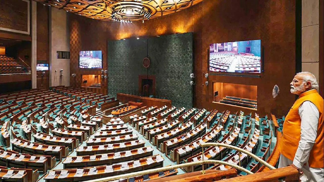 સૂત્રોએ જણાવ્યું કે નવા સંસદ ભવનનું નિર્માણ કાર્ય અંતિમ તબક્કામાં છે. પીએમ મોદી 26 મેના રોજ તેનું ઉદ્ઘાટન કરી શકે છે. 26 મેના રોજ મોદી સરકારના 9 વર્ષ પૂર્ણ થઈ રહ્યા છે અને આ દિવસ તેમના માટે ખૂબ જ ખાસ છે. (PC-PTI)