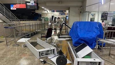 અમદાવાદમાં વરસેલા ભારે વરસાદને કારણે અનેક વિસ્તારોમાં પાણી ભરાયા. ભારે પવનને કારણે રાણીપ મેટ્રો સ્ટેશનને ભારે નુકસાન પહોંચ્યુ