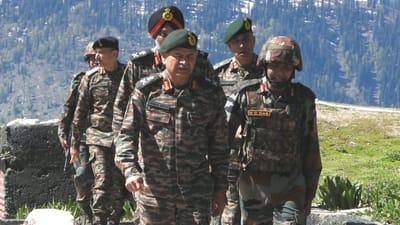 જમ્મુ અને કાશ્મીરની રાજધાની શ્રીનગરમાં G-20 નું આયોજન થવા જઈ રહ્યું છે. આવી સ્થિતિમાં અહીં સુરક્ષા વ્યવસ્થા સઘન કરવામાં આવી છે. લેફ્ટનન્ટ જનરલ ઉપેન્દ્ર દ્વિવેદી પોતે અને આર્મી કમાન્ડર નોર્ધન કમાન્ડ સુરક્ષા વ્યવસ્થાની સમીક્ષા કરવા એલઓસીની નજીકની ફોરવર્ડ પોસ્ટ પર પહોંચ્યા હતા.