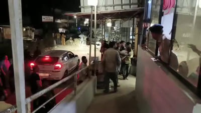 વાગરા તાલુકાના ગાંધાર નજીક સમુદ્ર કિનારે ફરવા ગયેલા 2 પરિવારના 3 બાળકો સહીત 6 લોકોના ડૂબી જવાથી મૃત્યુ પામવાની ઘટનામાં રેસ્ક્યુ કરાયેલા લોકોના જીવ બચાવવા અફરાતરફતી કરતા લોકોના દ્રશ્યો નજરે પડ્યા હતા.ભરૂચની હોસ્પિટલ અને ઘટનાસ્થળે આક્રદ ના જે દ્રશ્યો જોવા મળ્યા તેણે કઠણ હ્ર્દયના લોકોની પણ આખો ભીંજવી દીધી હતી. મુલેર ગામના લોકોએ એમ્યુલન્સની રાહ જોયા વગર બાળકોને પાણીમાંથી બહાર કાઢી પોતાના વાહનોમાં હોસ્પિટલ ખસેડ્યા હતા. તો હોસ્પિટલ સ્ટાફ પણ દોડધામ કરતો નજરે પડ્યો હતો