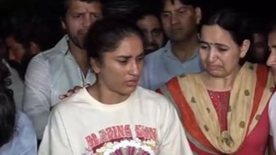 Wrestlers Protest: રેસલર વિનેશ ફોગટ રડી પડી, પોલીસ પર ગંભીર આક્ષેપ કરતા કહ્યું-કેટલા બેઆબરુ કરશો ? શું આ દિવસ માટે મેડલ લાવ્યા હતા ? જુઓ Video