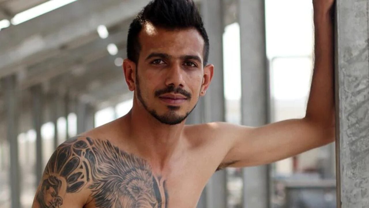 યુઝવેન્દ્ર ચહલ:T20 ક્રિકેટમાં ભારતના સૌથી સફળ બોલર અને IPLમાં હાઈએસ્ટ વિકેટ લેનાર યુઝ્વેન્દ્ર ચહલે શોલ્ડર પર WWE અને હોલીવુડ સ્ટાર 'ધ રોક' ડ્વેન જોન્સનના જેવી જ ટેટૂ ચિતરાવ્યું છે. 