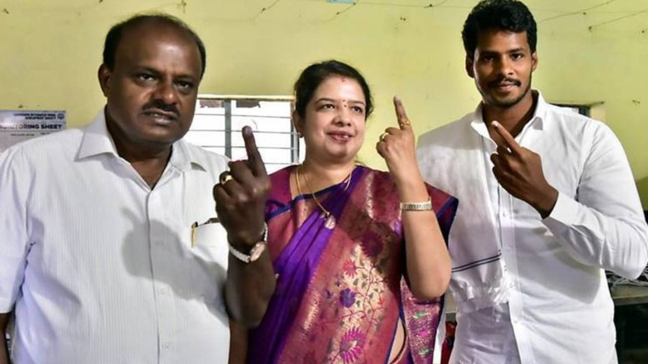 પિતા-પુત્ર-ભાઈની પ્રતિષ્ઠા દાવ પર-જેડીએસના વડા એચડી કુમારસ્વામી કર્ણાટક વિધાનસભા ચૂંટણીમાં ચન્નાપટના બેઠક પરથી ચૂંટણી લડી રહ્યા છે, જ્યારે તેમના પુત્ર નિખિલ કુમારસ્વામી રામનગરા બેઠક પરથી પોતાનું નસીબ અજમાવી રહ્યા છે. તેમજ કુમારસ્વામીના મોટા ભાઈ અને દેવેગૌડાના બીજા પુત્ર એચડી રેવન્ના હોલેનારસીપુરા સીટથી છે.