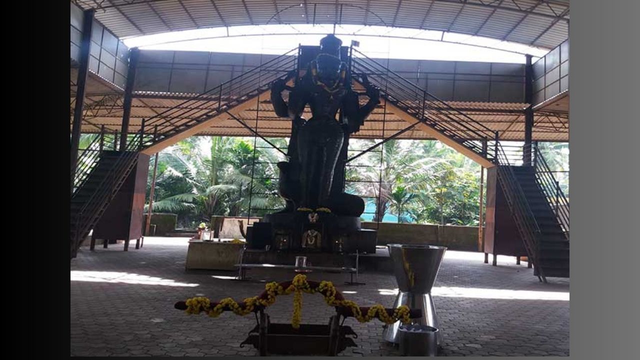 શનિ મંદિર (કર્ણાટક)-આ શનિ ધામ કર્ણાટકના તુમકુર જિલ્લામાં છે. આ મંદિરની ખાસ વાત એ છે કે શનિદેવ કાગડા પર બિરાજમાન છે. માન્યતા અનુસાર, જેમની કુંડળીમાં શનિદોષ હોય છે, જો તેઓ વિધિ-વિધાન અનુસાર પૂજા કરે છે, તો તેમને તમામ મુશ્કેલીઓમાંથી મુક્તિ મળે છે. આ શ્રદ્ધા સાથે મોટી સંખ્યામાં લોકો શનિદેવના દર્શન કરવા મંદિરે પહોંચે છે.