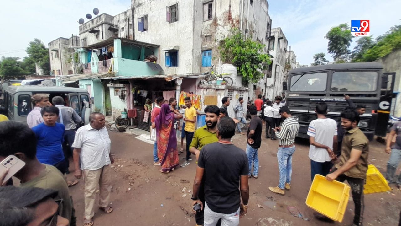 તો બીજી તરફ DyMCએ જણાવ્યુ કે અનેકવાર અહીંના ઘરોને નોટિસ આપી છતા પણ લોકો અહીં રહે છે. ત્યાં સુધી સ્થાનિકોને અન્ય સ્થળે ખસેડવામાં આવશે તેમ પણ dymc એ જણાવ્યું. જેમાં હાલ કવાટર્સના 3 બ્લોકમાં 96 જેટલા મકાન માંથી પ્રથમ જે સી બ્લોકમાં બનાવ બન્યો ત્યાંના 32 મકાનમાં રહેતા લોકોને ખસેડવામાં આવ્યા. 