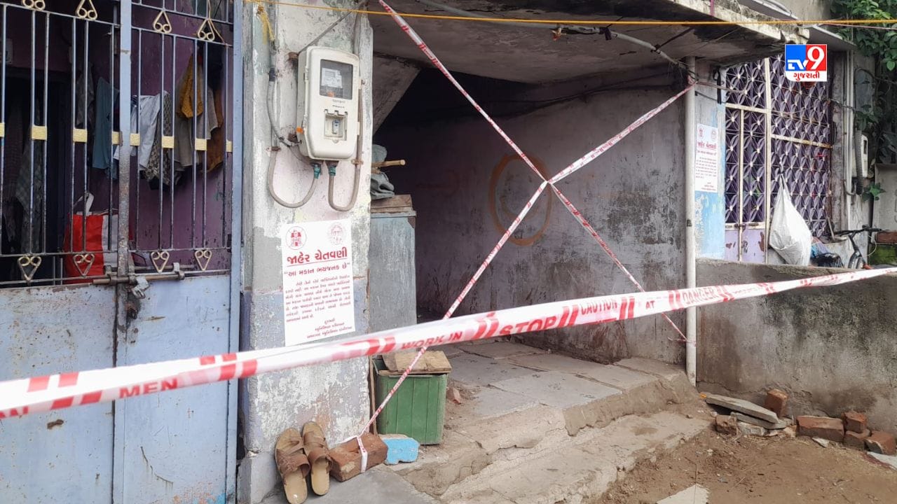 ગોમતીપુરની આ ઘટનામાં  ડીવાયએમસી અને કોર નોટિસ આપ્યા હોવાનું જણાવ્યું. તો બીજી તરફ સ્થાનિકોએ તેઓને કોઈપણ નોટિસ મળી નહીં હોવાનું જણાવ્યું. જે બંને બાબતોએ વિસંગતતા સર્જી છે તેમ જ ઘટના બન્યા બાદ કોર્પોરેશન દ્વારા સી બ્લોકમાં ભયજનક મકાનની નોટિસોના સ્ટીકરો પણ લગાવ્યા છે.