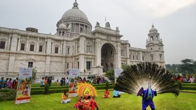 Kolkata Must Visit Place: પશ્ચિમ બંગાળની રાજધાની કોલકાતા સિટી ઓફ જૉયના નામથી પણ વિશ્વભરમાં પ્રખ્યાત છે. અહીંના લોકો પ્રવાસમાં સૌથી આગળ છે. પરંતુ તમારે તમારા જીવનમાં એકવાર કોલકાતાની મુલાકાત લેવી જોઈએ. આવો અમે તમને અહીં કોલકાતાના ખાસ સ્થળોના પ્રવાસે લઈ જઈએ.