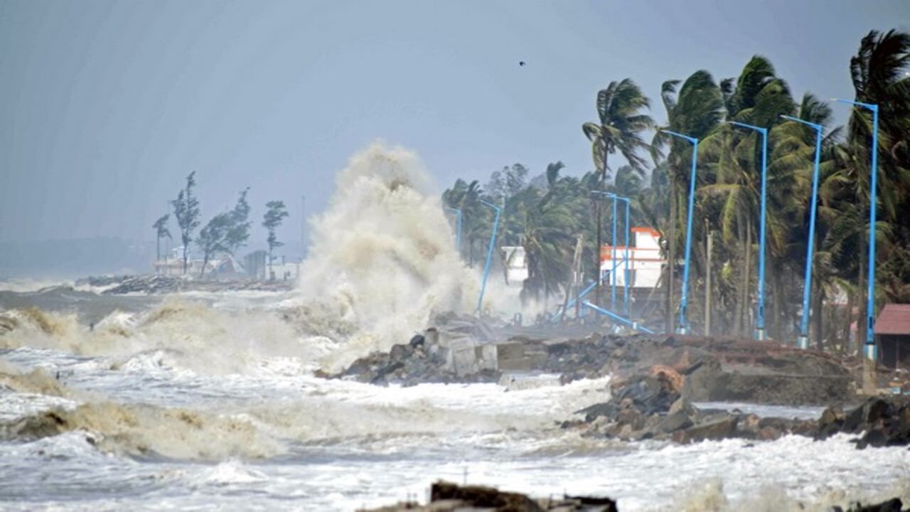 Cyclone: ચક્રવાત એક મોટો હવા સમૂહ છે, જે નીચા વાતારણીય દબાણના મજબૂત કેન્દ્રમા આસપાસ ફરે છે.