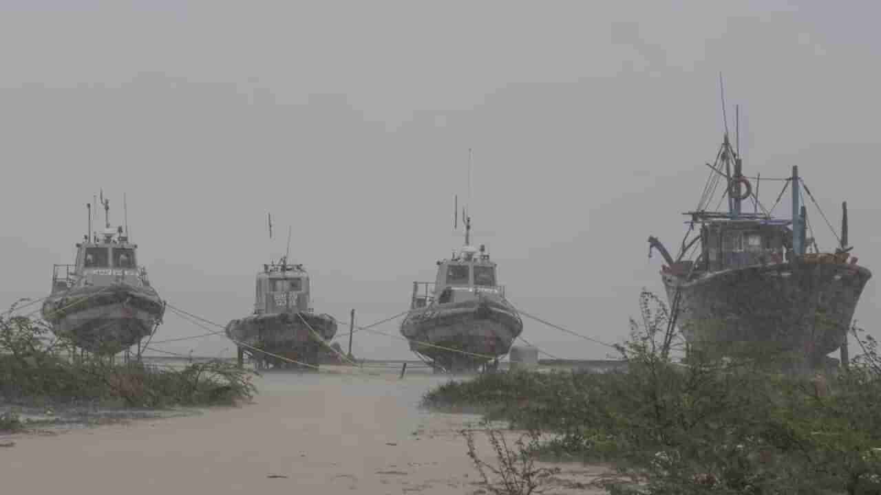 Cyclone Biporjoy : ભયાનક વાવાઝોડાને પગલે, દરિયાકાંઠેથી 20 હજાર લોકોનું કરાયું સ્થળાંતર, વાવાઝોડા બિપરજોયને લઈને જાણો તમામ લેટેસ્ટ અપડેટ્સ