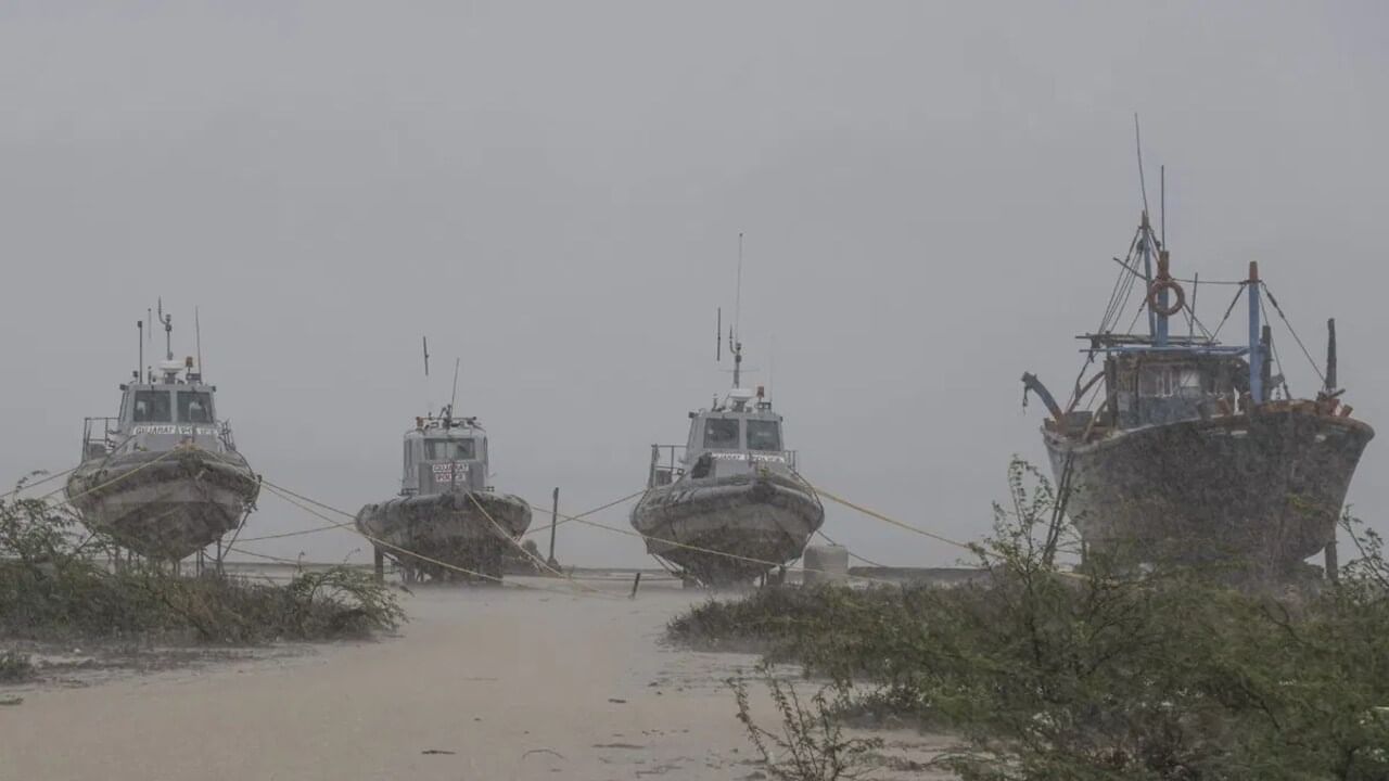 Cyclone Biporjoy : ભયાનક વાવાઝોડાને પગલે, દરિયાકાંઠેથી 20 હજાર લોકોનું કરાયું સ્થળાંતર, 'વાવાઝોડા બિપરજોય'ને લઈને જાણો તમામ લેટેસ્ટ અપડેટ્સ