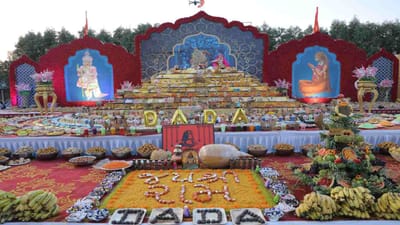 સુરતના ઉત્રાણ સ્થિત ગજેરા ગ્રાઉન્ડમાં હનુમાન ચાલીસા યુવા કથાનું આયોજન કરવામાં આવ્યું છે. કથાનાં પાંચમા દિવસે ગ્રાઉન્ડમાં 80 હજારથી વધુ લોકો જોડાયા