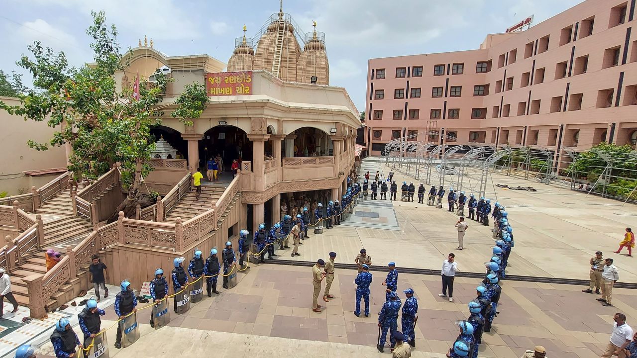 રથયાત્રામાં અમદાવાદ શહેરના 13 હજાર પોલીસ કર્મીઓ ઉપરાંત 6 હજાર હોમગાર્ડ, 15 આર્મ્સ ફોર્સની ટુકડીઓ ખડેપગે ઉપસ્થિત રહેશે. આ સિવાય 1500 થી વધુ સીસીટીવી ડ્રોન કેમેરાથી સર્વેલન્સ કરવામાં આવશે.