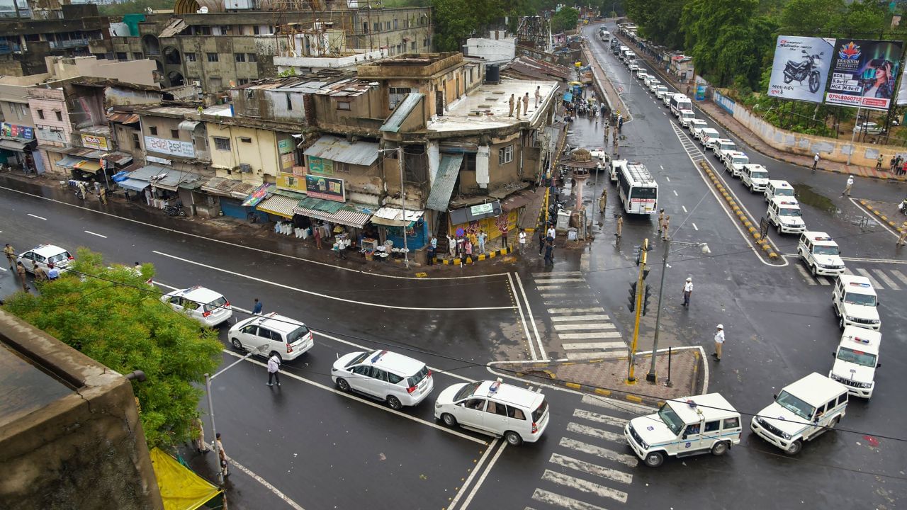 રથયાત્રા અસલ પરંપરાગત માર્ગો પર ફરશે. રથયાત્રામાં શણગારેલા ગજરાજ જોડાશે.101 ભારતીય સંસ્કૃતિ પ્રતિકૃતિ દર્શવાતા ટ્રકો પણ જોડાશે.30 અખાડા, 18 ભજન મંડળી,3 બેન્ડબાજા પણ રથયાત્રામાં જોડશે. અધોધ્યા, નાસિક,ઉજ્જૈન, જગન્નાથપુરી સહિતના શહેરોમાંથી 2000 જેટલા સાધુ સંતો પણ આ રથયાત્રામાં હાજરી આપશે.