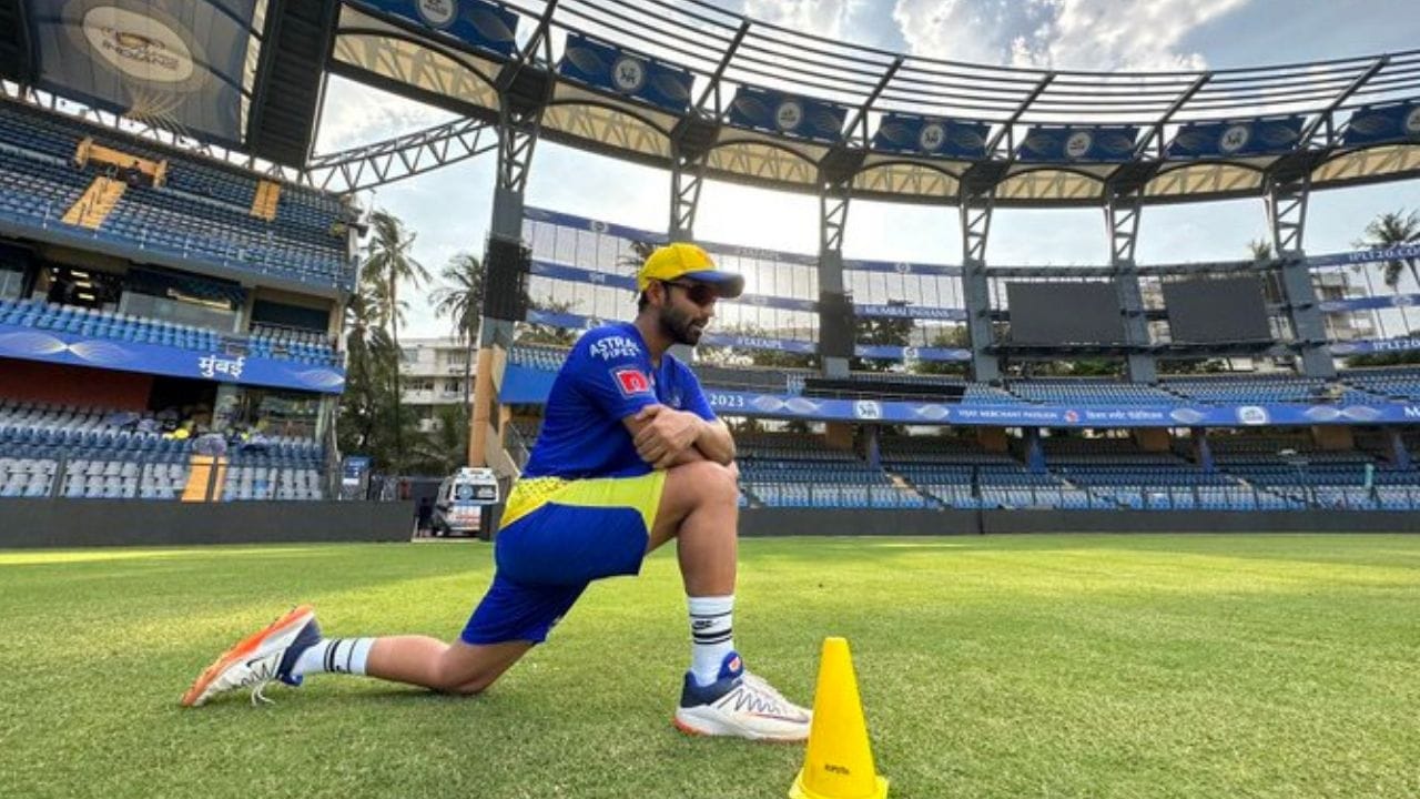 રિપોર્ટ અનુસાર, રહાણે એક મહિનામાં 50 લાખથી વધુની કમાણી કરે છે, તેની વાર્ષિક આવક 6 કરોડથી વધુ છે. BCCI એ રહાણે સાથે ગ્રેડ B નો વાર્ષિક કરાર કર્યો છે. આવી સ્થિતિમાં તેને બોર્ડ તરફથી 3 કરોડ રૂપિયા મળ્યા. તે જ સમયે, તે બ્રાન્ડ એન્ડોર્સમેન્ટથી એક વર્ષમાં લગભગ 1 કરોડ રૂપિયાની કમાણી પણ કરે છે.