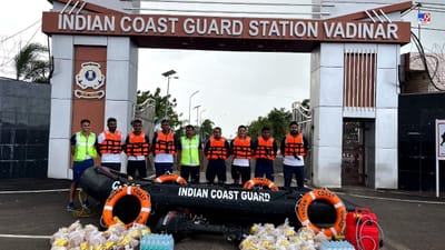 વાવાઝોડાંને લીધે ગુજરાતના ઓખાથી 20 નોટિકલ માઈલના અંતરે આવેલી ઓઈલ ડ્રિલિંગ રિગમાં કામ કરતા લોકો ફસાયા હતા, તેમને બચાવવા માટે ભારતીય કોસ્ટ ગાર્ડે બચાવ કામગીરી હાથ ધરી હતી. આ દરમિયાન હેલિકોપ્ટરની મદદથી રિગ પર કામ કરતા તમામ લોકોને મંગળવારે (13 જૂન) સવારે સુરક્ષિત રીતે બહાર કાઢવામાં આવ્યા હતા. ધ્રુવ હેલિકોપ્ટરની મદદથી સવારે ઓખા નજીક દ્વારકા કિનારે કાર્યરત ઓઇલ રિગ 'કી સિંગાપોર'માંથી 50 કર્મચારીઓને સુરક્ષિત રીતે બહાર કાઢવામાં આવ્યા હતા.