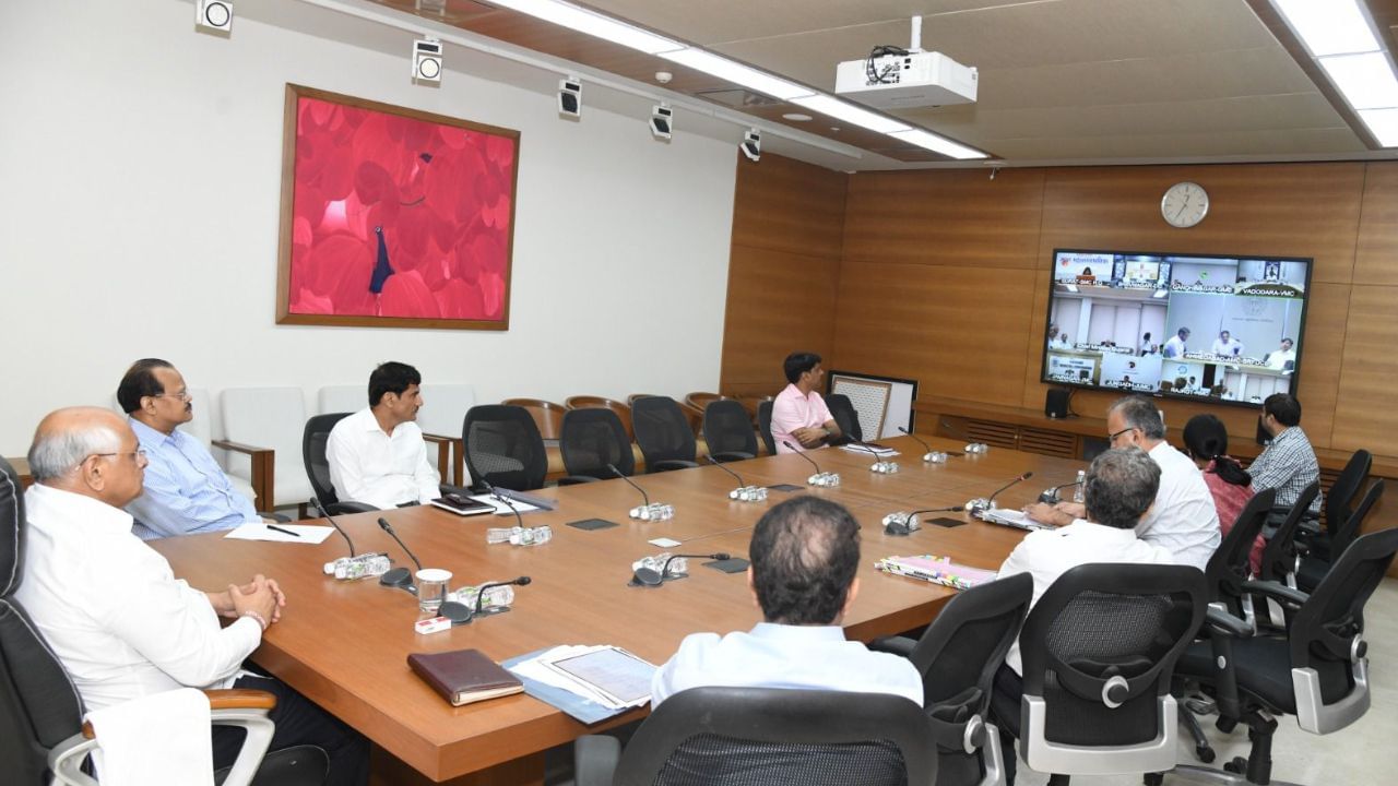 Chief Minister Bhupendra Patel reviewed the pre-monsoon action plan prepared by the system in 8 metros of the state. (1)
