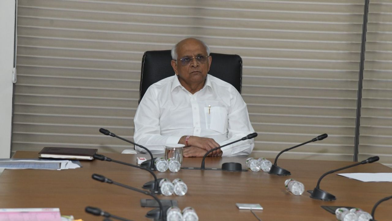 Chief Minister Bhupendra Patel reviewed the pre-monsoon action plan prepared by the system in 8 metros of the state. (4)