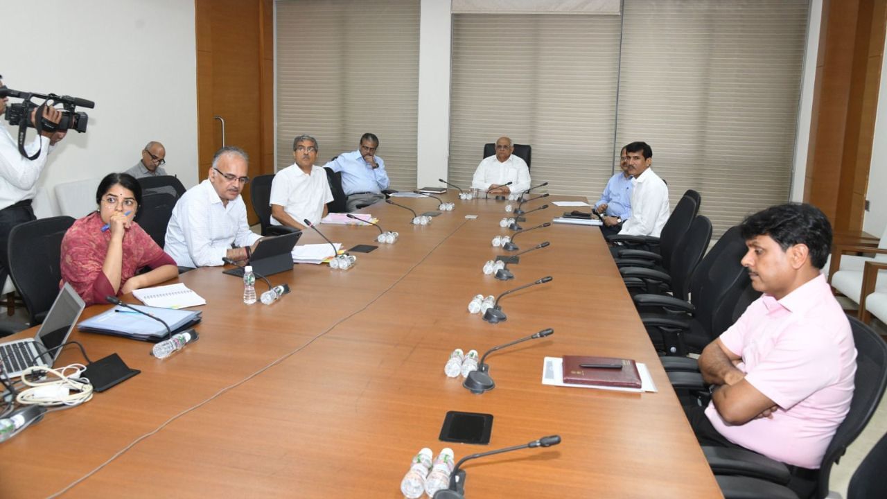 Chief Minister Bhupendra Patel reviewed the pre-monsoon action plan prepared by the system in 8 metros of the state. (5)