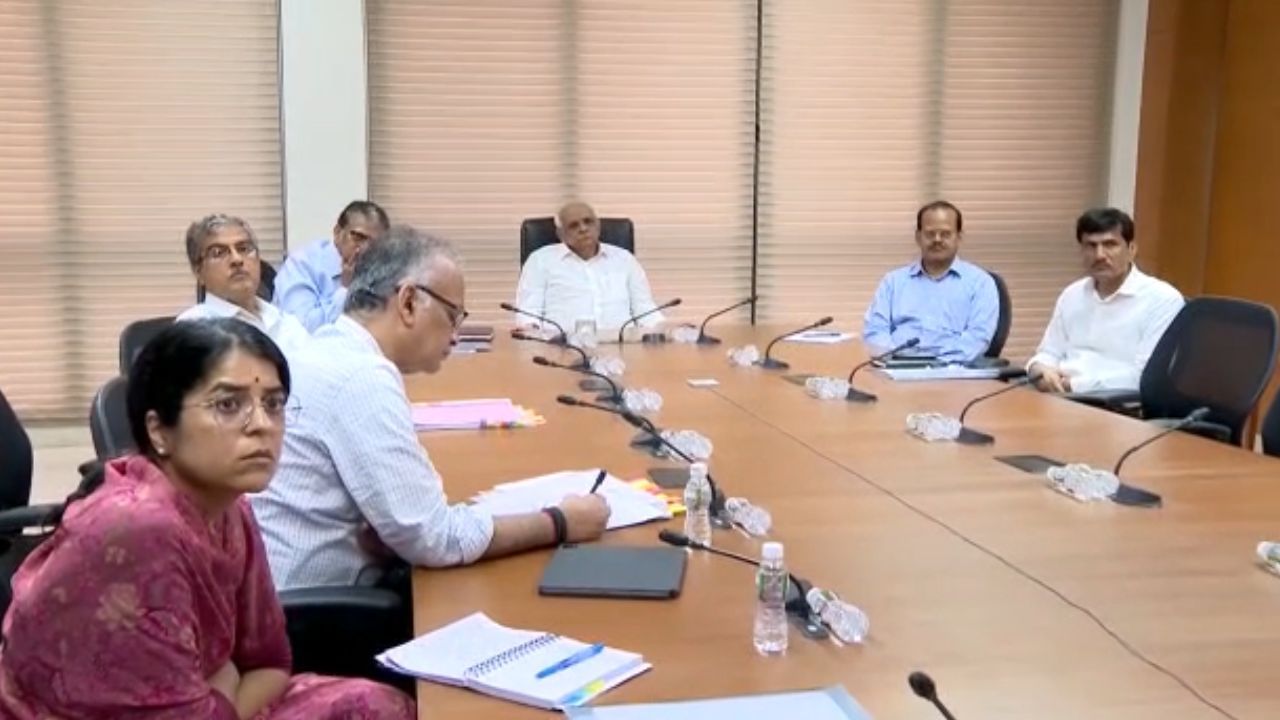 Chief Minister Bhupendra Patel reviewed the pre-monsoon action plan prepared by the system in 8 metros of the state.
