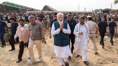 ઓડિશાના બાલાસોરમાં થયેલા ટ્રેન અકસ્માતમાં વડાપ્રધાન મોદી ગ્રાઉન્ડ ઝીરો પર પહોચીને સમગ્ર ઘટનાને લઈને શું કામગીરી કરવામાં આવી તેને લઈને જાણકારી મેળવી રહ્યા હતા.વડાપ્રધાન નરેન્દ્ર મોદીની સાથે રેલ મંત્રી અશ્વિની વૈષ્ણવ અને કેન્દ્રીય મંત્રી ધર્મેન્દ્ર પ્રધાન પણ હતા. વડાપ્રધાન મોદી ભુવનેશ્વરથી લગભગ 170 કિમી ઉત્તરમાં બાલાસોર જિલ્લાના બહાનાગા બજાર સ્ટેશન પર ઘટના સ્થળની નજીક એરફોર્સના હેલિકોપ્ટરમાં પહોંચ્યા હતા.