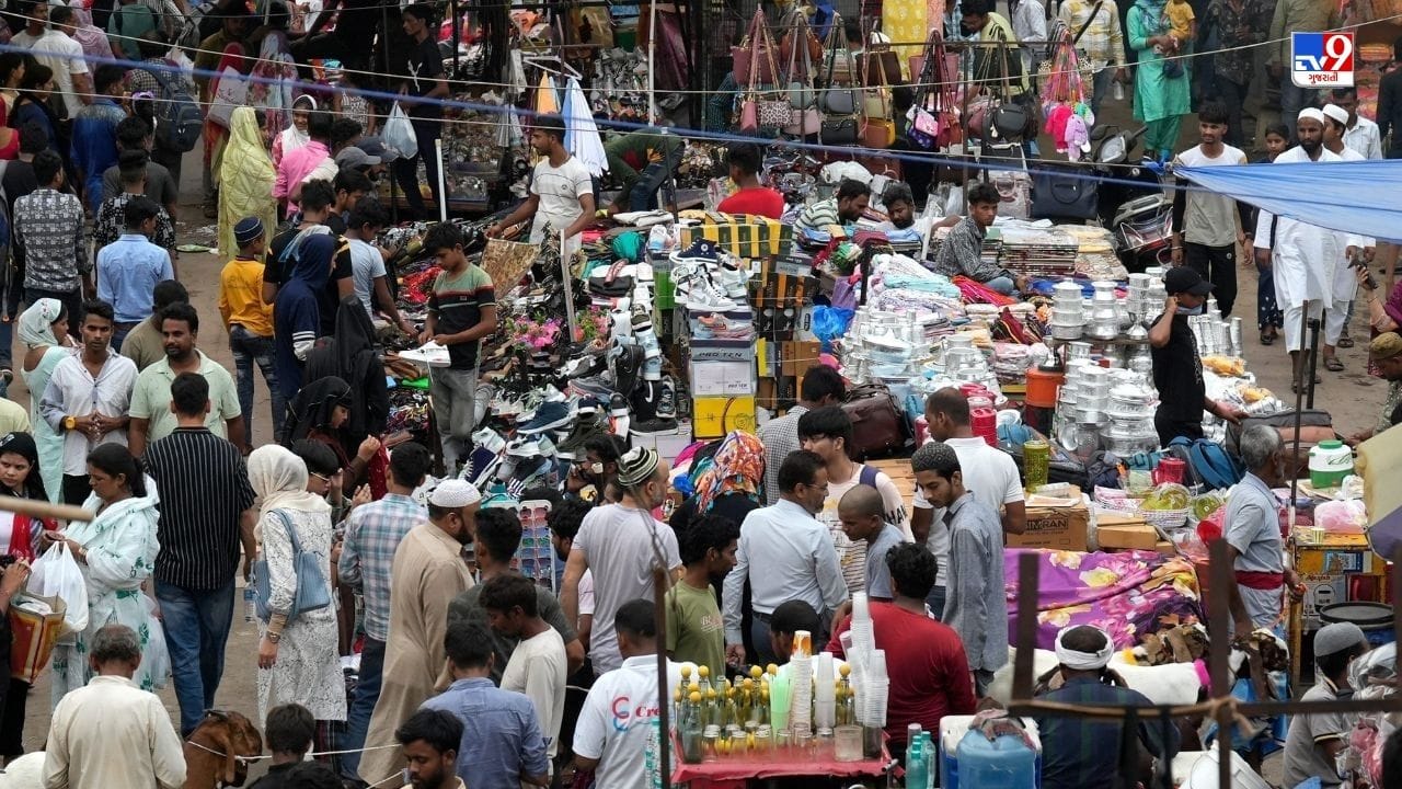 રમઝાન મહિનો પૂરો થયાના લગભગ 65 થી 70 દિવસ પછી બકરીદ ઉજવવામાં આવે છે. મુસ્લિમો આ દિવસે બલિદાન આપે છે.
