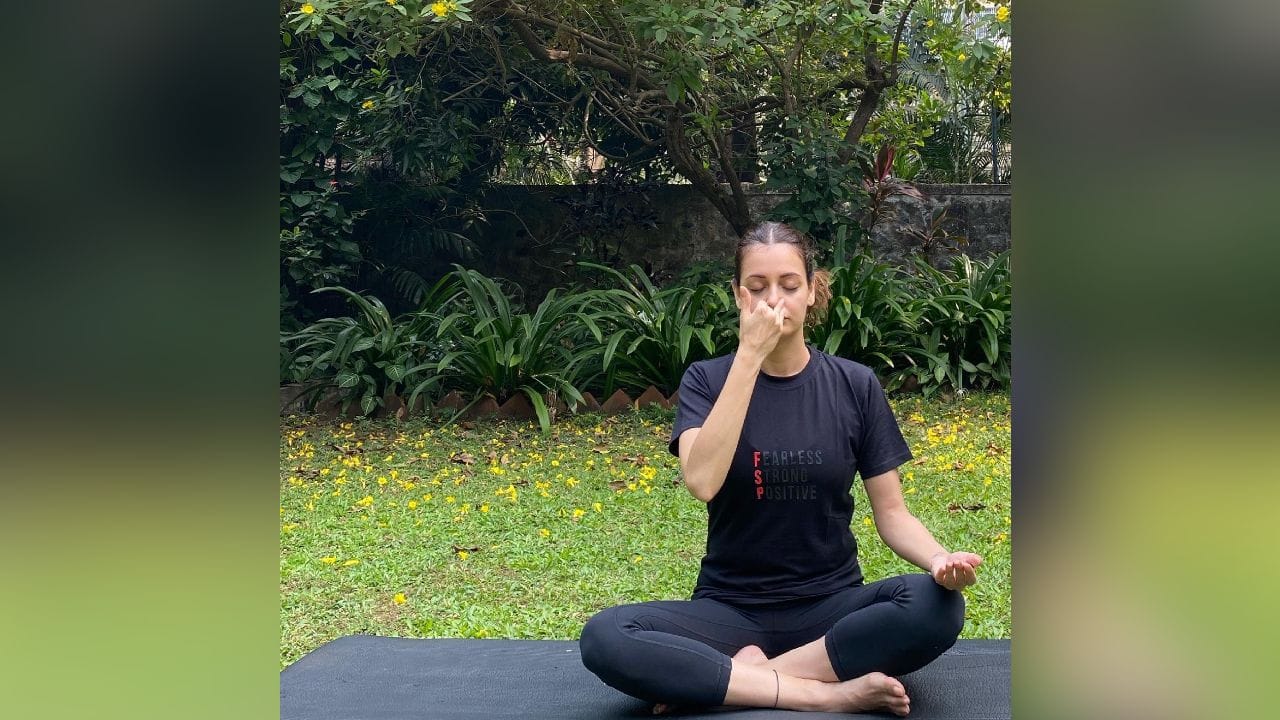 દિયા મિર્ઝા - 41 વર્ષની દિયા મિર્ઝા પણ યોગ ફ્રીક છે. દિયા યોગ ફ્રીક છે અને ઘણીવાર નેચરની વચ્ચે યોગ કરતી જોવા મળે છે. તે સોશિયલ મીડિયા પર પોતાની યોગા પ્રેક્ટિસની ઝલક બતાવીને લોકોને આ માટે મોટિવેટ કરતી રહે છે. (Instagram)