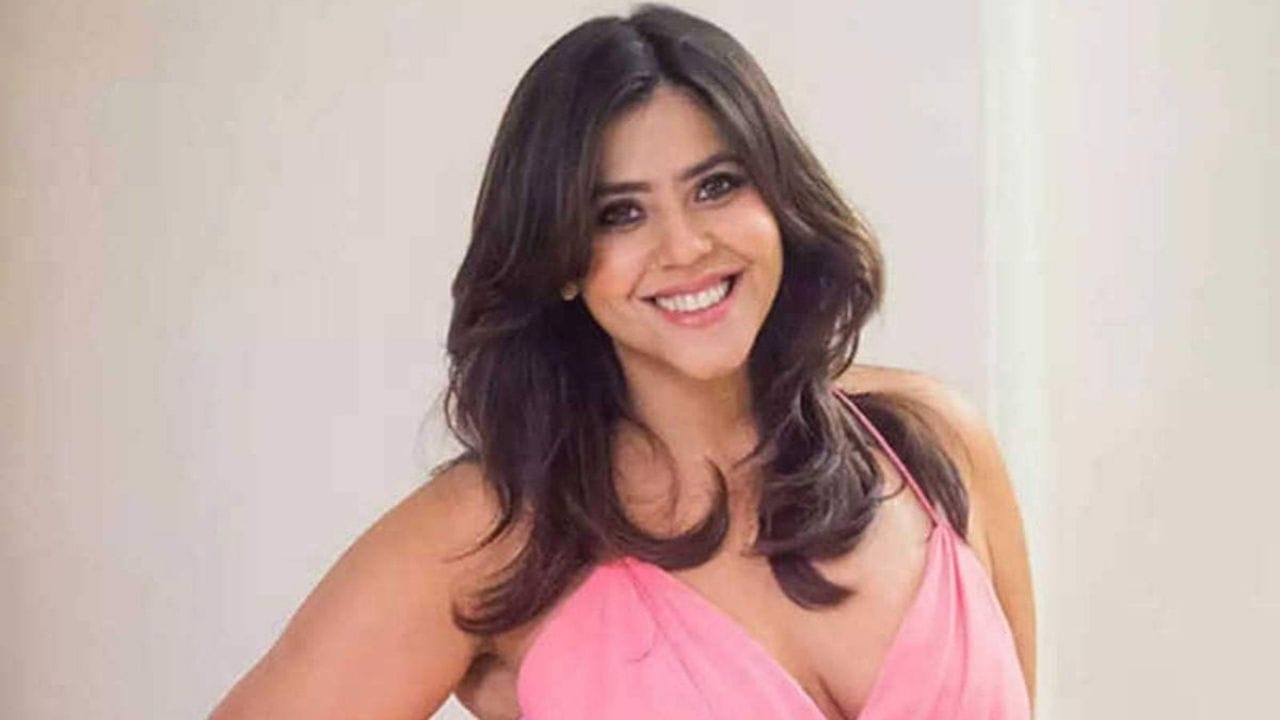 ટીવી નિર્માતાને કારનો ખૂબ શોખ છે. તેમના કાર કલેક્શનમાં રૂ. 70 લાખની કિંમતની જગુઆર એફ પેસ, રૂ. 1.86 કરોડની મર્સિડીઝ-બેન્ઝ એસ ક્લાસ મેબેક એસ500 અને રૂ. 3.57 કરોડની કિંમતની સૌથી મોંઘી બેન્ટલી કોન્ટિનેન્ટલ જીટી કારનો સમાવેશ થાય છે.