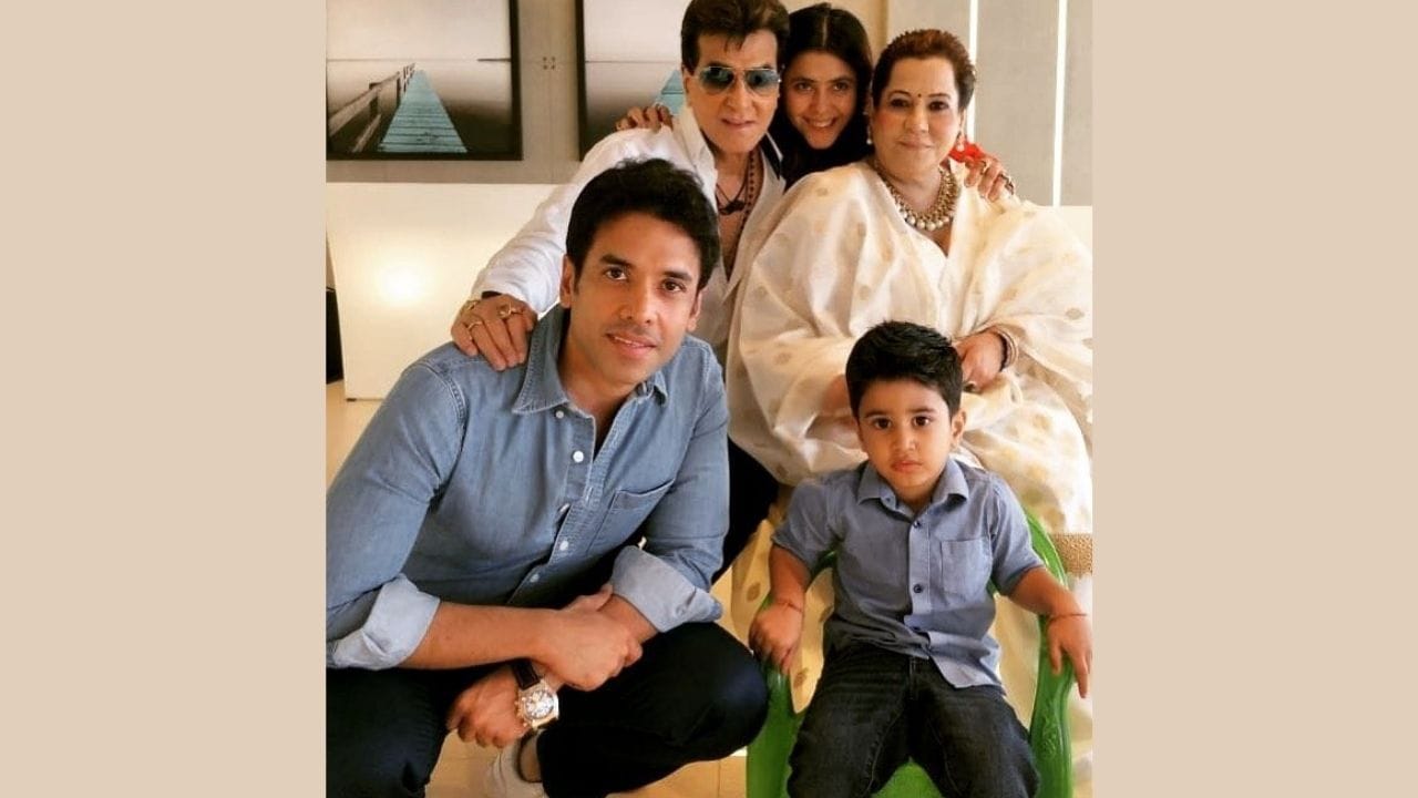 'IWMBuzz' અનુસાર, એકતા કપૂરની કુલ સંપત્તિ 95 કરોડ રૂપિયા છે અને તે એક મહિનામાં 1 કરોડ રૂપિયાથી વધુની કમાણી કરે છે.48 વર્ષની એકતા કપૂરે હજી લગ્ન કર્યા નથી. જો કે, તે સરોગસી દ્વારા વર્ષ 2019માં માતા બની હતી. તેમના પુત્રનું નામ રવિ કપૂર છે.