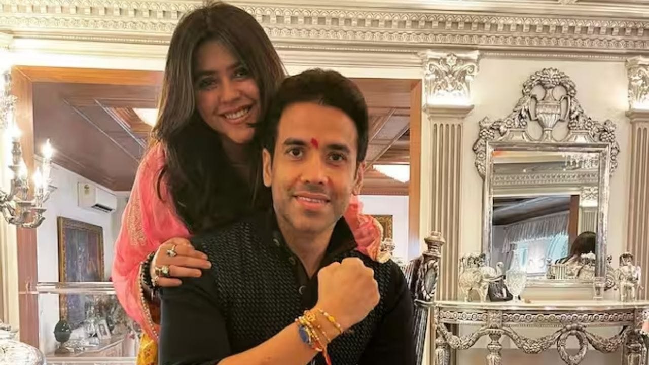 પ્રોડ્યુસર પ્રોપર્ટીમાં રોકાણ કરવાનું પસંદ કરે છે. વર્ષ 2012માં તેણે મુંબઈના પોશ વિસ્તારમાં એક આલીશાન ઘર ખરીદ્યું હતું. મીડિયા રિપોર્ટ્સ અનુસાર આ ઘરની કિંમત 7 કરોડ રૂપિયા હતી. ભારત ઉપરાંત વિદેશમાં પણ એકતાનું ઘર છે.