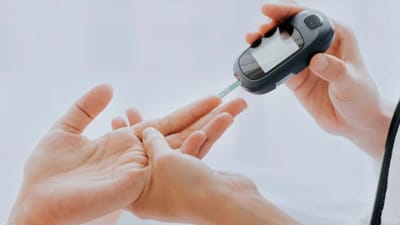 આજકાલ ખરાબ જીવનશૈલી અને અસ્વસ્થ આહારના કારણે ડાયાબિટીસના દર્દીઓની સંખ્યા પણ સતત વધી રહી છે. ડાયાબિટીસના દર્દીઓએ ખોરાકમાં વધુ કાળજી લેવાની જરૂર છે. આવી સ્થિતિમાં અહીં કેટલાક ગ્રીન જ્યુસ વિશે જણાવવા જઈ રહ્યા છે. આ જ્યુસ તમે રોજ પણ પી શકો છો. તેનાથી બ્લડ શુગર લેવલ કંટ્રોલમાં રહે છે. તેની સાથે આ ગ્રીન જ્યુસ તમને હાઇડ્રેટ અને પોષણ આપવાનું પણ કામ કરે છે.