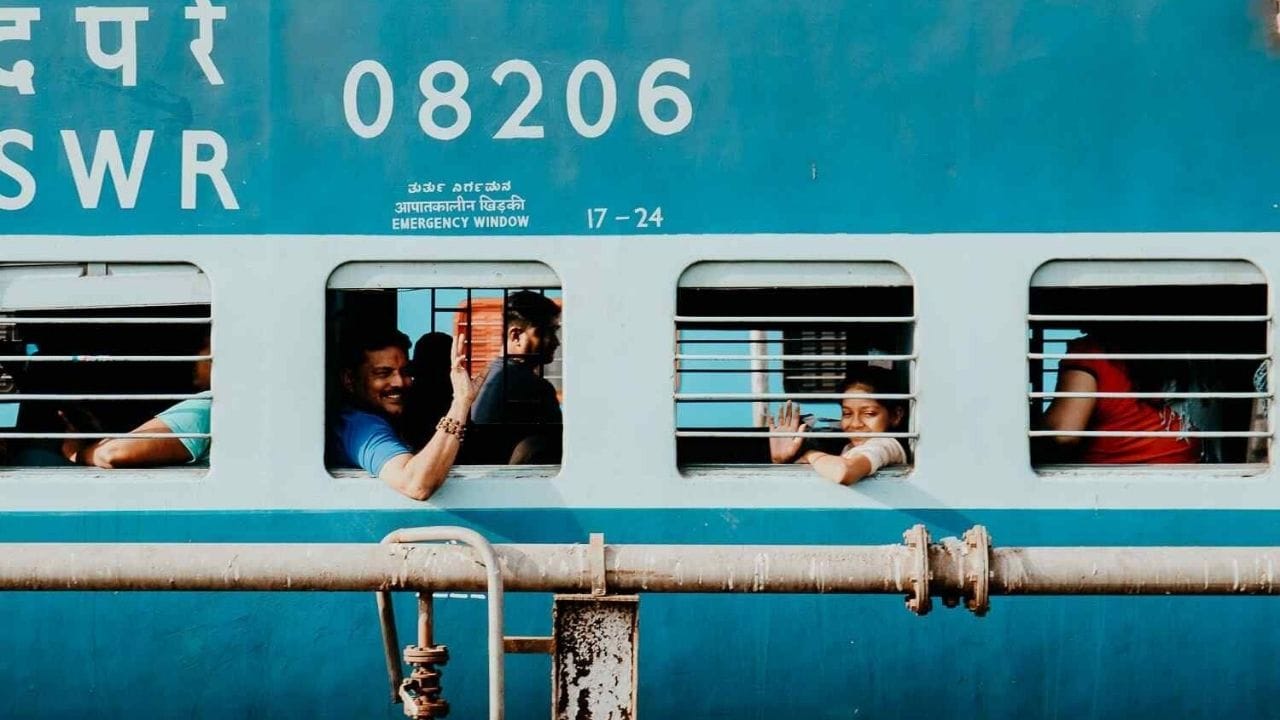  દરેક રંગના કોચનું અલગ મહત્વ હોય છે. સૌથી પહેલા વાત કરીએ ટ્રેનમાં રહેલા વાદળી રંગના કોચની તો આ કોચ ઈન્ટીગ્રેલ કોચ ફેક્ટ્રી, પેરમ્બુર  ચેન્નાઈમાં બનાવવામાં આવે થે, આ માટે આ કોચને (ICF) કોચ કહેવામાં આવે છે. ભારતની મોટાભાગની એક્સપ્રેસ અને સુપરફાસ્ટ ટ્રેનમાં આ કોચ લાગેલા હોય છે. જેની સ્પીડ અંદાજે 70થી 140 કિલોમીટર પ્રતિ કલાકની વચ્ચે હોય છે. આ કોચ લોખંડથી બનેલો હોય છે અને એર બ્રેક લેસ હોય છે.