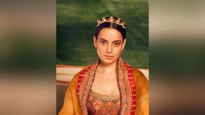 બોલિવુડ એક્ટ્રેસ કંગના રનૌત તેના નવા ફોટોશૂટને લઈને ઘણી ચર્ચામાં છે. એક્ટ્રેસે તેની નવી તસવીરો માટે રોયલ લુક કેરી કર્યો છે. કંગના રનૌતે માથાના મુગટ સાથે લહેંગા ચોલી પહેરી છે અને રોયલ બેકગ્રાઉન્ડ થીમ સાથે પોઝ આપતી જોવા મળી રહી છે. (Pic Credit - Kangana Ranaut Instagram)