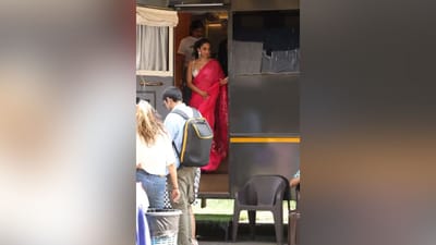 તસવીરોમાં કિયારા ડીપનેક બ્લાઉઝ સાથે પિંક સાડી પહેરીને ખૂબ જ સુંદર લાગી રહી છે. એક્ટ્રેસે પોનીટેલ, હેવી એરિંગ્સ અને મેકઅપ સાથે તેના ઈન્ડિયન લુકને કમ્પલીટ કર્યો છે. (Image : Instagram)