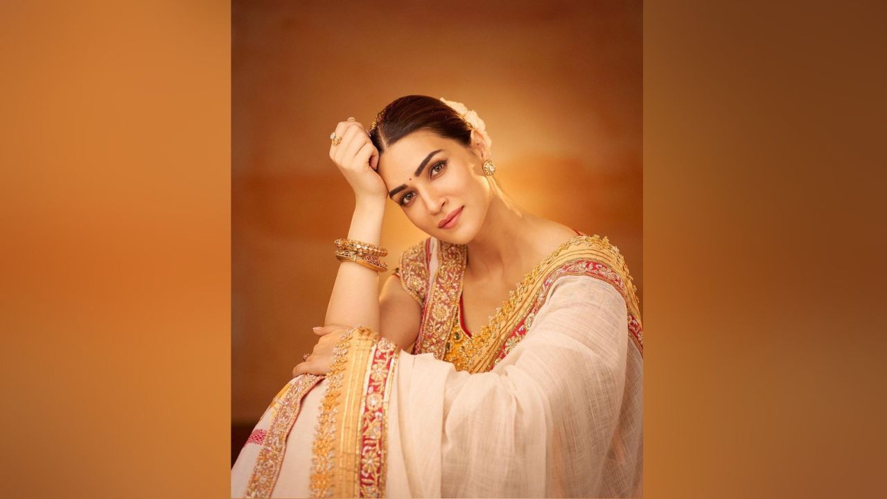 કૃતિ સેનન આજે બોલિવુડની ખૂબ જ પોપ્યુલર અને ટોપ એક્ટ્રેસમાંથી એક છે. પરંતુ તેણે તેની એક્ટિંગ કરિયરની શરૂઆત તેલુગુ ફિલ્મથી કરી હતી. (Image : Instagram)