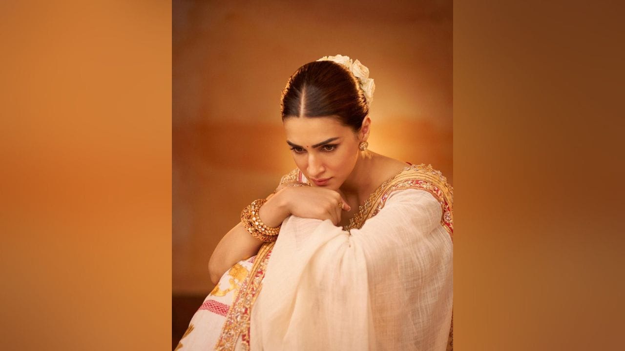 27 જુલાઈ 1990ના રોજ જન્મેલી કૃતિ સેનન પંજાબી પરિવારમાંથી આવે છે. કૃતિએ ઈલેક્ટ્રોનિક્સ અને ટેલિકોમ્યુનિકેશનમાં બીટેક કર્યું છે. કૃતિ પાસે મુંબઈમાં કરોડોની કિંમતનું ઘર છે. તેના આલીશાન ઘરમાં તે તેના માતા-પિતા અને બહેન નૂપુર સાથે રહે છે. તેના ઘરની કિંમત અંદાજિત કિંમત 60 કરોડ છે. કૃતિ પાસે ઘણી મોંઘી કાર પણ છે. તે ઓડી Q7, બીએમડબલ્યૂ 3 સિરીઝ, મર્સિડીઝ બેન્ઝ સહિત અનેક વાહનોની માલિક છે. (Image : Instagram)