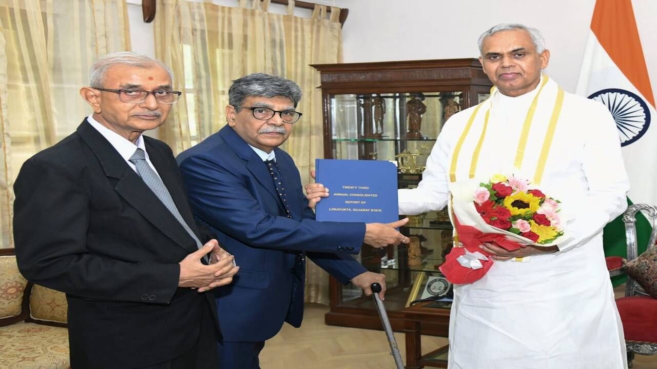 Lokayukta of Gujarat handed over the annual report to Governor Acharya Devvrat