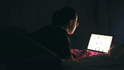 ઘણી વખત એવું બને છે કે વ્યક્તિ મોડી રાત સુધી ઊંઘી શકતી નથી. ક્યારેક રાત્રે મોડે સુધી જાગવું ઠીક છે, પરંતુ જો આ દરરોજ અથવા મોટે ભાગે થાય છે, તો તે ખૂબ જીવલેણ બની શકે છે. 