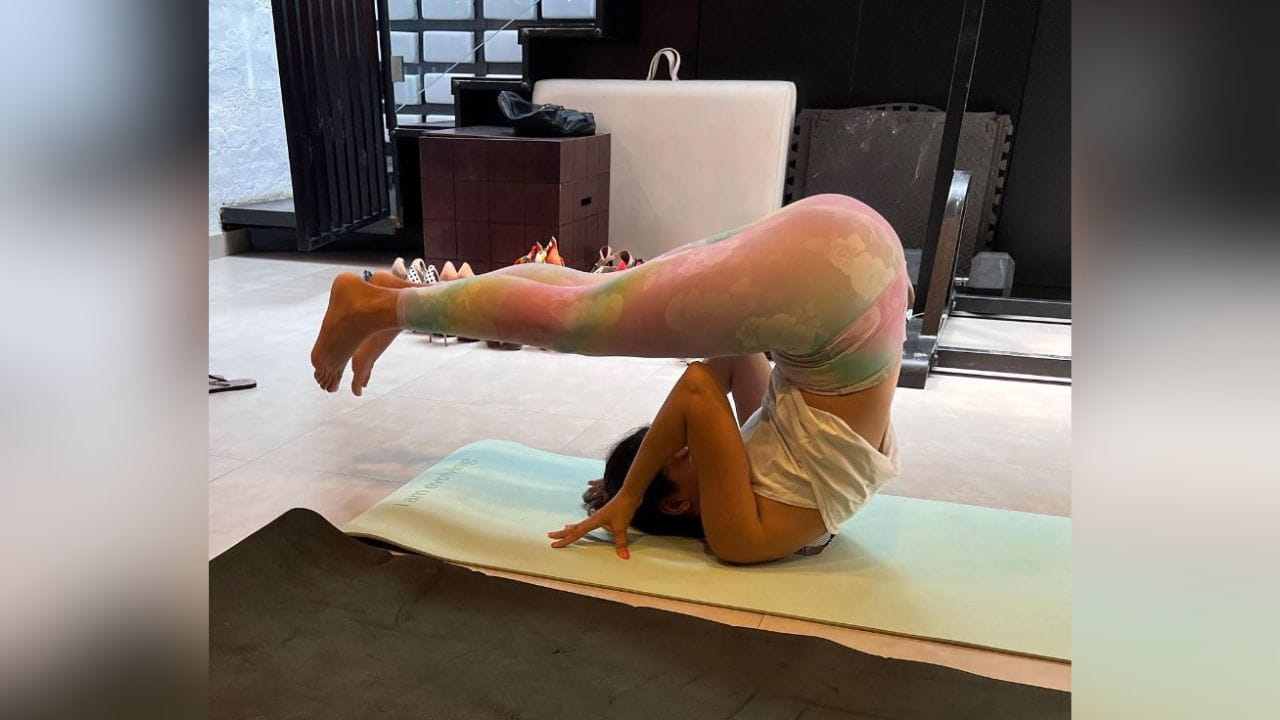 મીરા કપૂર - શાહિદ કપૂરની પત્ની અને મોડલ મીરા કપૂરની ફિટનેસ જોઈને કોઈ એમ નહીં કહે કે તે બે બાળકોની માતા છે. મીરા યોગ દ્વારા પોતાને ફિટ રાખે છે. તેની સોશિયલ મીડિયા ફીડ યોગની તસવીરો અને વીડિયોથી ભરેલી છે. (Instagram)