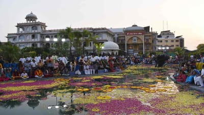 અમદાવાદ: પાનીહાટી એ ગંગા નદીના કિનારે (કલકત્તાથી ઉત્તરદિશામાં 10 માઈલ દૂર) પશ્ર્મિ બંગાળ રાજયમાં સ્થિત એક ગામ છે. પહેલાના જમાનામાં જયારે નદીમાર્ગ એ સંચાર માટેનું મુખ્ય સ્ત્રોત હતો એ સમયમાં એ એક અગ્રણી વેપારકેન્દ્ર હતું. 16મી સદીમાં હરીનામ સંકિર્તનનો પ્રચાર કરવા માટે જયારે ભગવાન શ્રી ચૈતન્ય મહાપ્રભુ અવતર્યા હતા એ સમયમાં ગૌડય વૈષ્ણવો માટે પાનીહાટી ગામ મુખ્ય કેન્દ્ર બન્યું હતું.