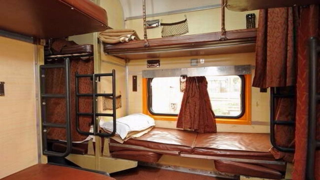 રેલવે દ્વારા મુસાફરોને અનેક પ્રકારની સુવિધાઓ આપવામાં આવે છે. રેલવેમાં દરરોજ લાખો મુસાફરો મુસાફરી કરે છે, પરંતુ હવે રેલવે ટ્રેનમાં મુસાફરી કરતા મુસાફરો પરેશાન છે. રેલ્વે એસી કોચમાં મુસાફરી કરતા મુસાફરોને બેડશીટ, ટુવાલની સુવિધા આપે છે, પરંતુ આજકાલ મુસાફરો આ રેલ્વે સામાન પણ પોતાની સાથે ઘરે લઈ જાય છે. રેલવેએ હવેથી નિયમોમાં મોટો ફેરફાર કર્યો છે. રેલવેએ કહ્યું છે કે હવેથી જો કોઈ મુસાફર કોઈ સામાન ચોરી કરશે તો તેને સજા કરવામાં આવશે. (Photo credit :onmanorama.com)